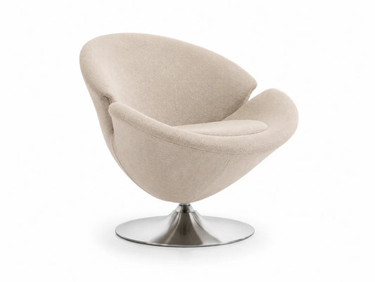 Poltrona in tessuto beige con base in acciaio inossidabile
