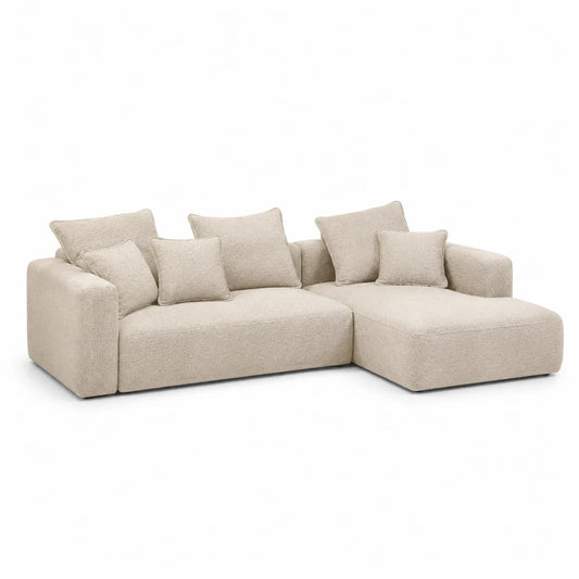 Divano ad angolo in tessuto beige con chaise longue e cuscini