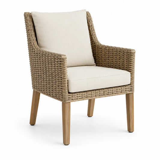 Poltrona da esterno in resina intrecciata con gambe in legno e cuscini in poliestere beige